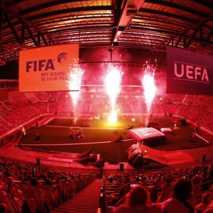 Panoramaaufnahme von roten Feuerwerkskörpern im Wörthersee Stadion