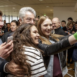 Bundespräsident Heinz Fischer mit Fans beim Selfie machen